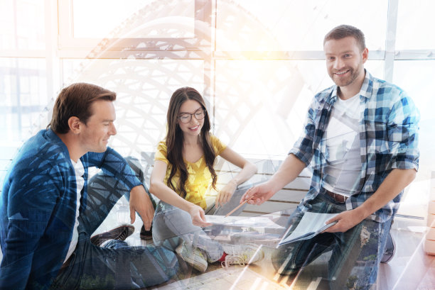 细心的黑发男人在看文件图片下载