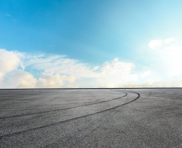 柏油路环线和天空云和汽车轮胎刹车图片下载