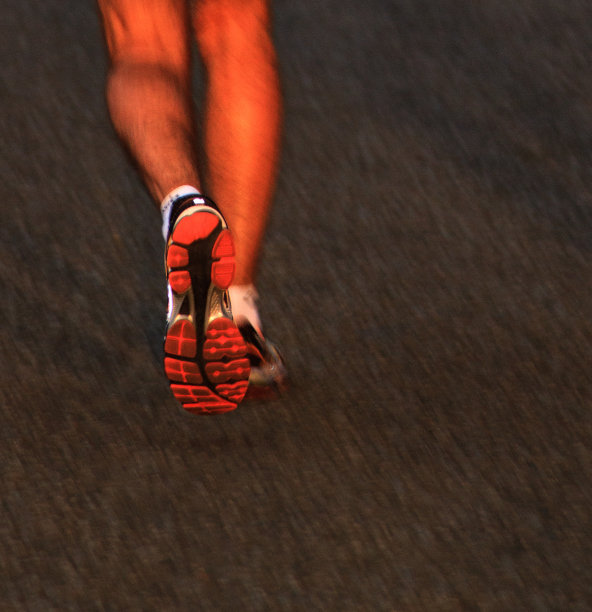 运动中的跑步腿图片下载