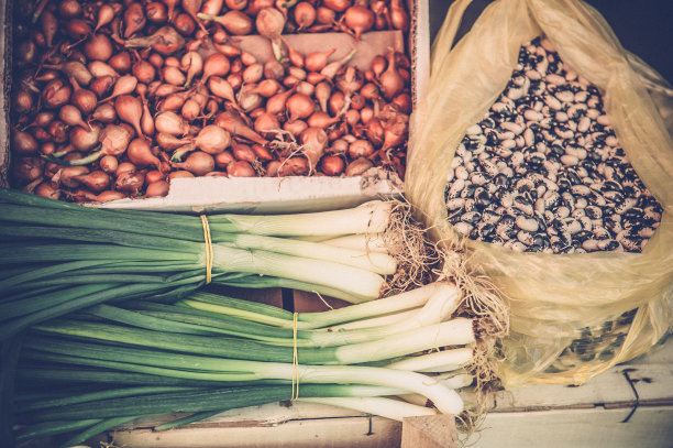 萨拉热窝集市上的青葱、小葱和豆子素材图片