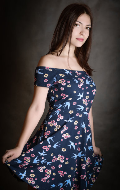 快乐的漂亮的女人。图片下载