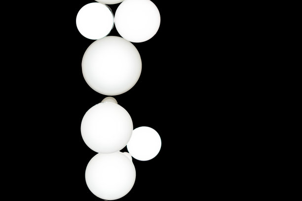 黑色墙壁上孤立的白色圆灯图片。图片下载