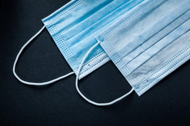 一次性防护口罩，黑色背景素材图片