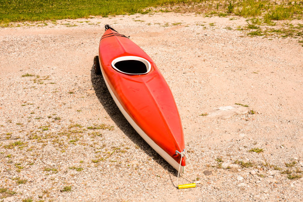 海滩上的皮划艇图片下载