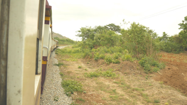 乘火车运输的概念。从窗口可以看到老式火车，游览泰国乡村，亚洲。的语气图片下载
