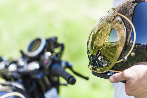 反映定制扰频器风格的咖啡赛车在头盔图片下载