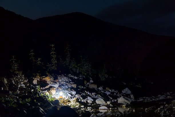 手提灯在山谷在山的背景图片下载