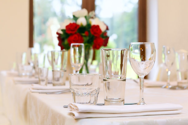 精美的节日餐桌，装饰着一束玫瑰。为聚会做准备图片下载