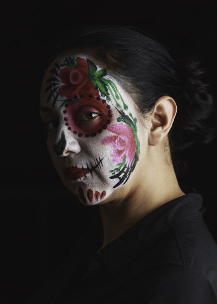 涂着死亡面具的墨西哥女人图片下载