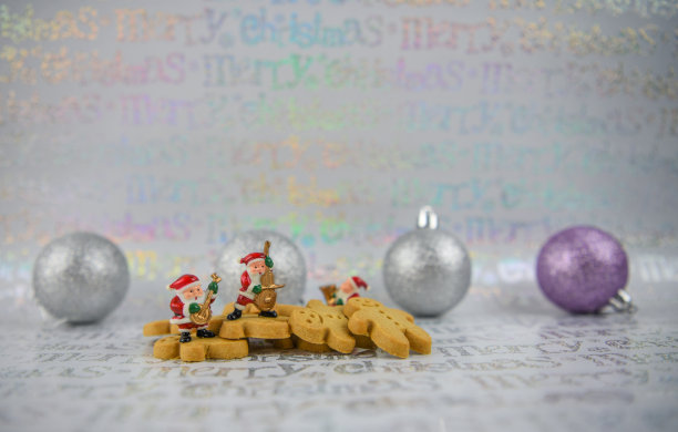 银白色的圣诞食物图片，姜饼人和银光闪闪的圣诞树装饰物背景圣诞老人装饰图片下载