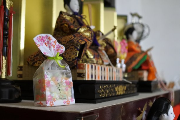 桌子上的装饰品特写镜头图片下载