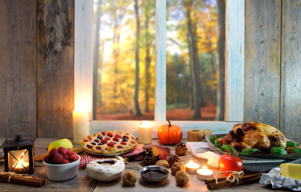靠窗享用感恩节大餐图片下载