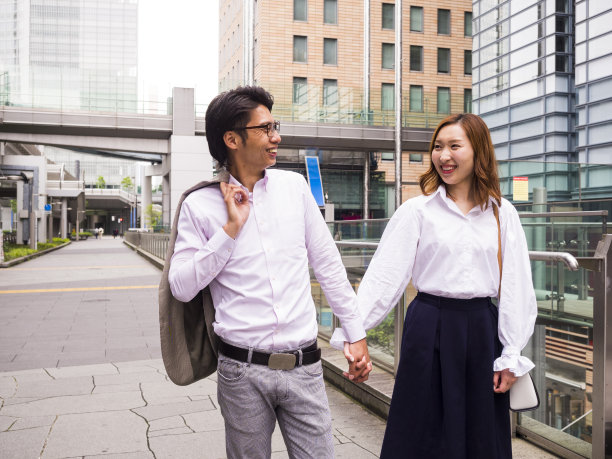 一对亚洲夫妇下班后。图片下载