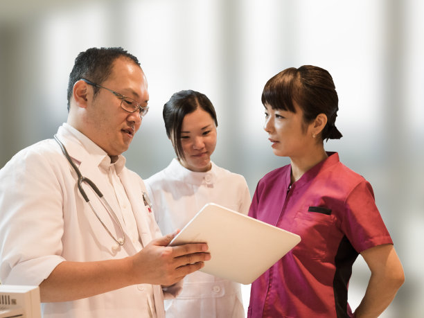 医生和护士讨论使用药片。图片下载