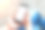 一名男子在户外使用手机图片下载