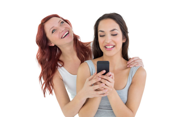 微笑着的年轻女性朋友拿着手机图片下载