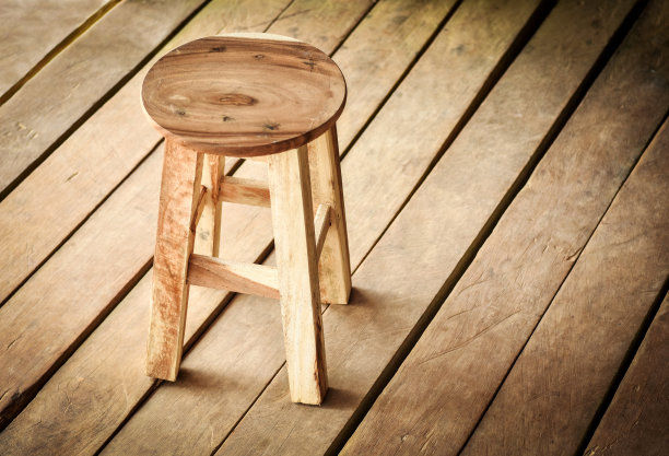 木质地板上的木凳。图片下载