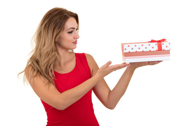 肖像随意年轻幸福微笑的女人捧红礼盒。孤立的工作室背景女模特。图片下载
