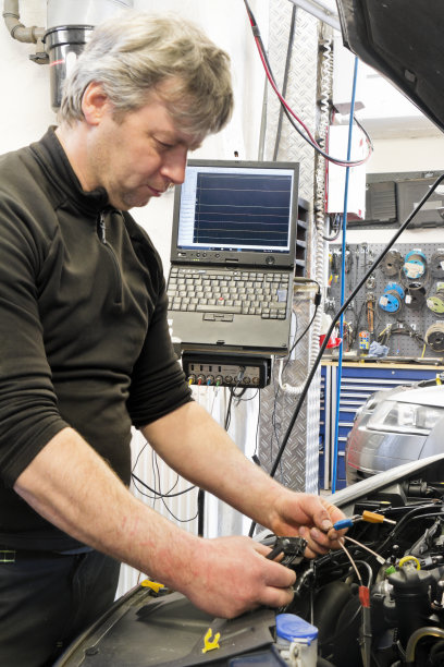 用计算机对汽车发动机进行分析图片下载