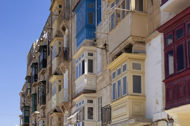 瓦莱塔/马耳他的古老历史建筑的近景。图片展示了城市的建筑风格和生活方式。它是地中海岛国马耳他的首都。图片下载