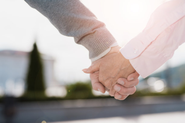 关闭了。一对老夫妇手牵着手走来走去。他们沿着一个美丽的广场走图片下载