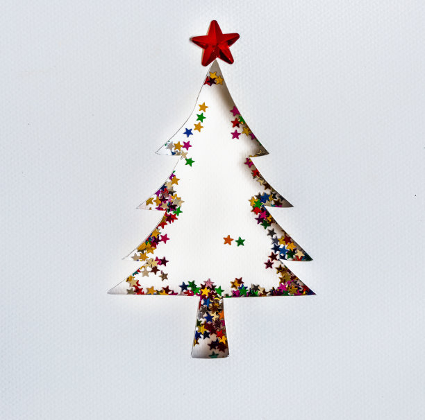 圣诞树上用水彩纸和星星闪闪发光，手工制作圣诞贺卡图片下载