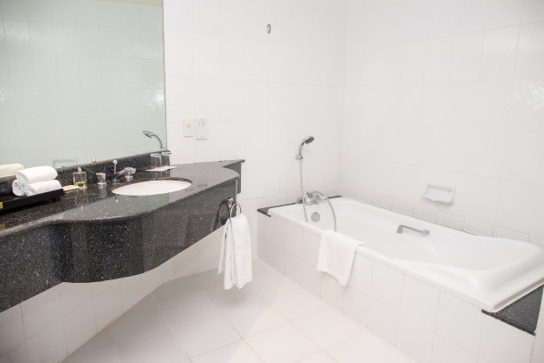 干净的白色浴室里有盆和浴缸图片下载