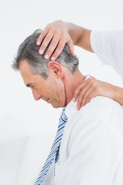 脊椎按摩师做颈部调整图片下载