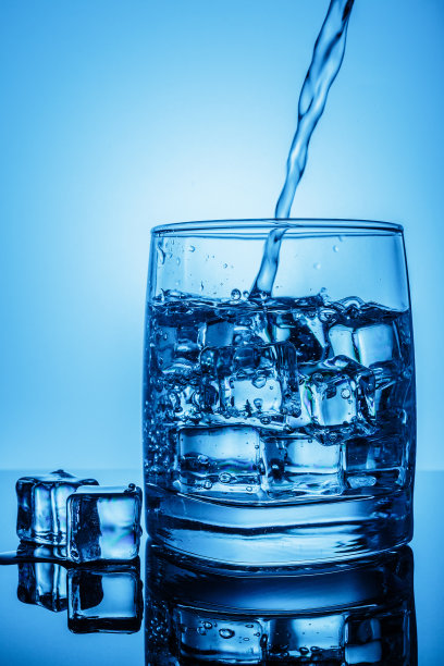 纯净水加冰。新鲜的饮用水。流进玻璃杯里。图片下载