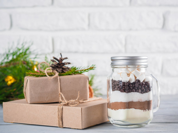 热巧克力混合在mason罐子和礼品盒图片下载