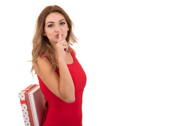 肖像随意年轻幸福微笑的女人捧红礼盒。孤立的工作室背景女模特。图片下载