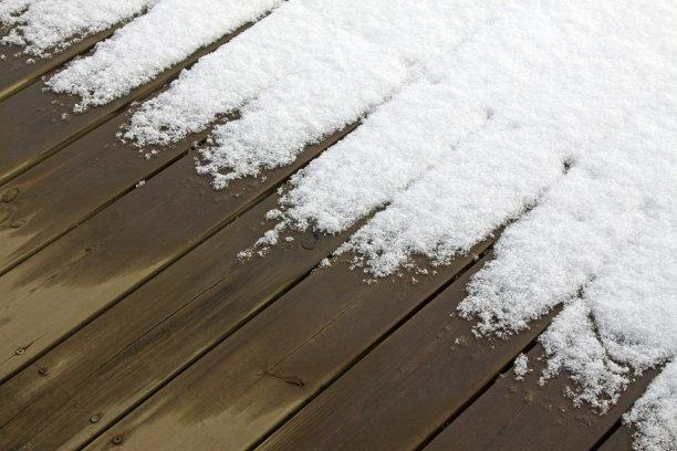 雪地里的木地板，特写照片图片下载