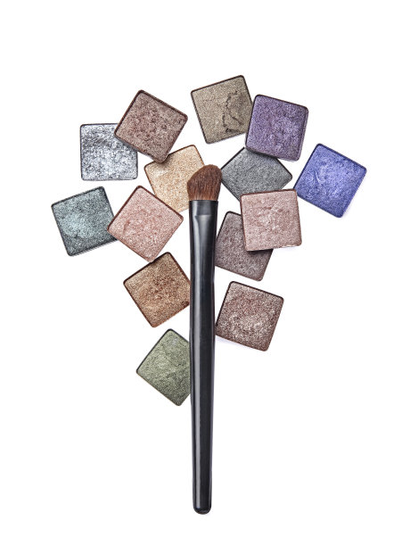 眼影和刷子孤立在白色上图片下载