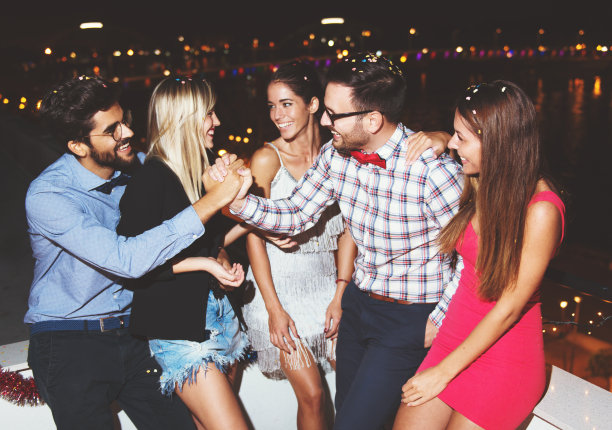 一群人在屋顶上开派对图片下载