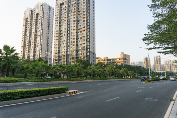 交通高峰时段以现代建筑为背景的道路图片下载