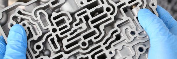 自动变速箱的汽车维修人员图片下载