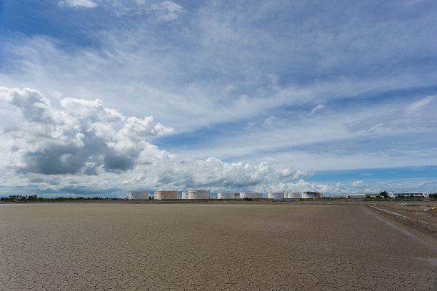 全球蛔虫效应与油罐连成一片蓝天图片下载