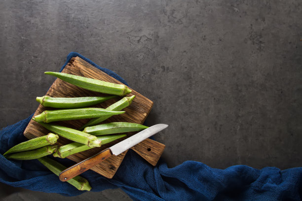 十指夫人或秋葵。黑暗的背景。，文字空间素材图片