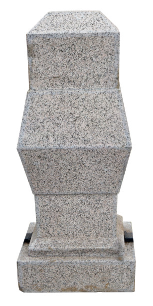 复古围栏的柱子是由一整块粉红色斑点花岗岩制成的。图片下载