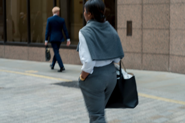 女商人边走边想开会图片下载