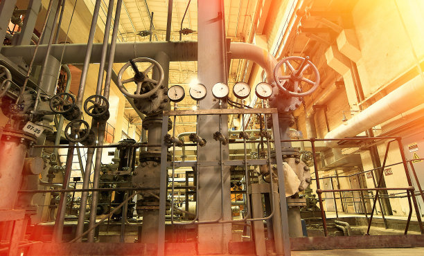 工业用钢管道，阀门，电缆和通道图片下载