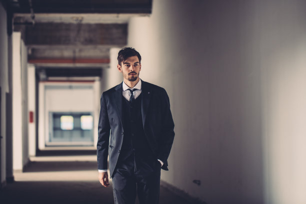 西装革履的年轻商人图片下载