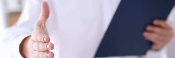 在办公室里，商人主动握手问好图片下载