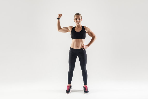 健美运动员，肌肉发达的女孩。女人展示她的二头肌图片下载