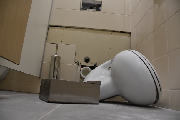 破碎的挂厕图片下载