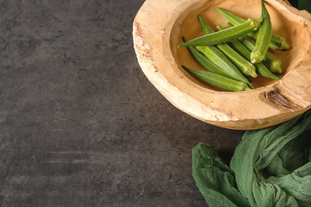 十指夫人或秋葵。黑暗的背景。，文字空间素材图片