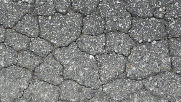 有裂缝的沥青路面图片下载