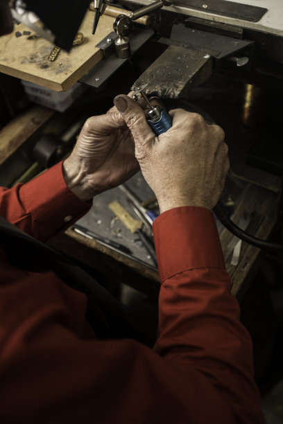 珠宝商在他的长凳上工作图片下载