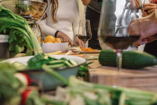人们一起在厨房做饭图片下载