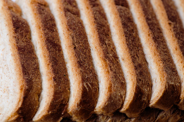 在木板上切面包图片下载